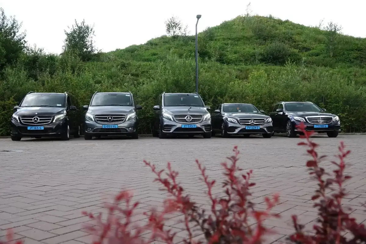 Wagenpark met taxibussen van Taxi Centrale Udenhout